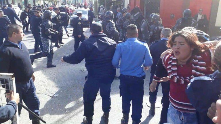 Enfrentamiento entre la policía y vecinos