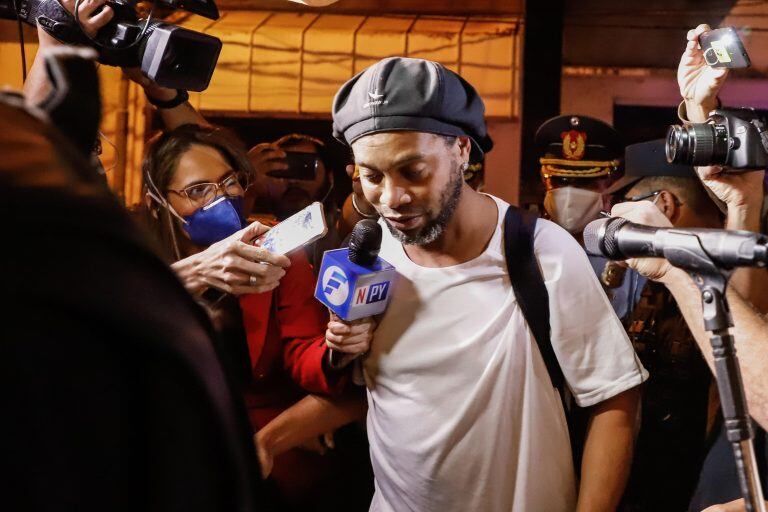 Ronaldinho cumple prisión domiciliaria en un hotel de Asunción. (EFE)