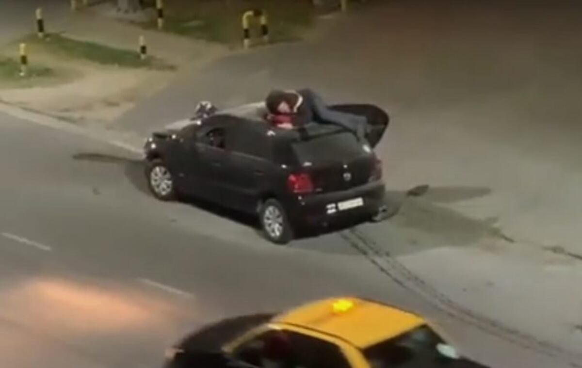 Violento choque en Eva Perón y Provincias Unidas: un hombre terminó en el techo de un auto y quedó grabado