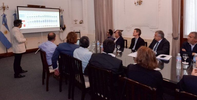 Acompañaron la presentación, el Director Nacional de Promoción Minera de la Secretaria de Minería de Nación, Daniel Jerez; los ministros de Desarrollo Económico y Producción y de Trabajo y Empleo, Juan Carlos Abud Robles y Jorge Cabana Fusz; de Hacienda, Carlos Sadir; el Fiscal General, Mariano Miranda; representantes de las Cámaras de Minería y de Servicios y representantes de las mineras locales.