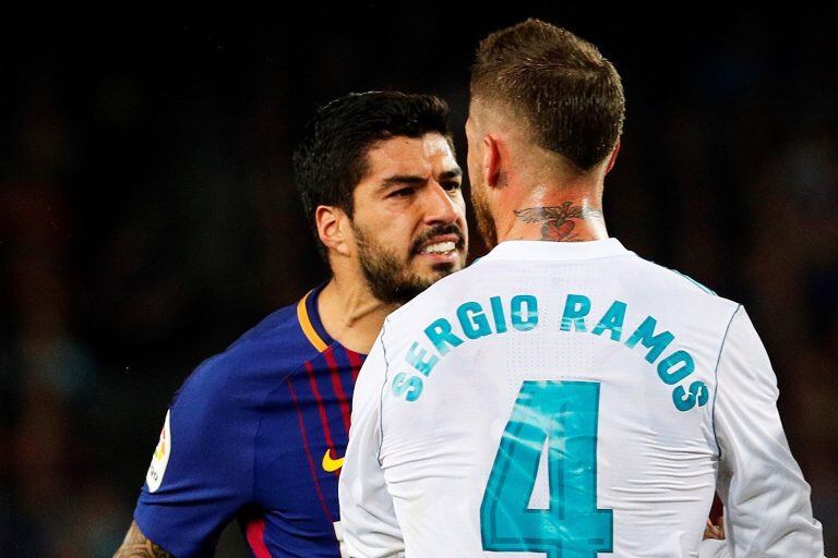 El delantero uruguayo Luis Suárez y Sergio Ramos, cara a cara. (Foto: EFE/Alejandro García)