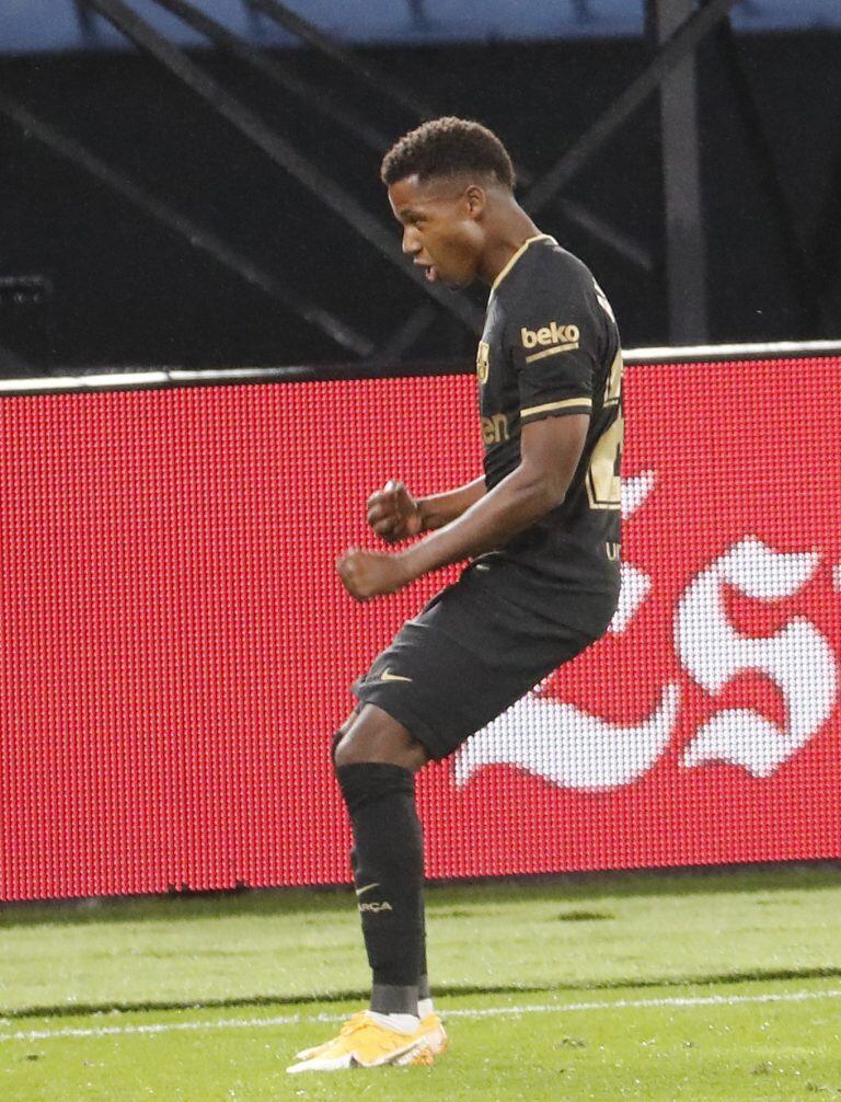 El extremo del Barcelona, Ansu Fati, celebra tras marcar el 0-1 durante el encuentro de la cuarta jornada de LaLiga Santander entre el Celta de Vigo y el FC Barcelona (Foto: EFE/Lavandeira jr)