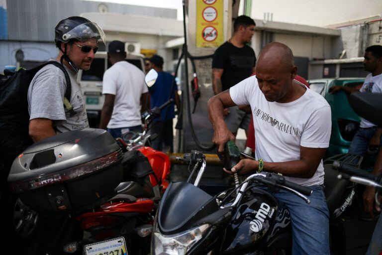 Largas filas se forman en estaciones de servicio ante el temor de que pronto falte el combustible (AFP)