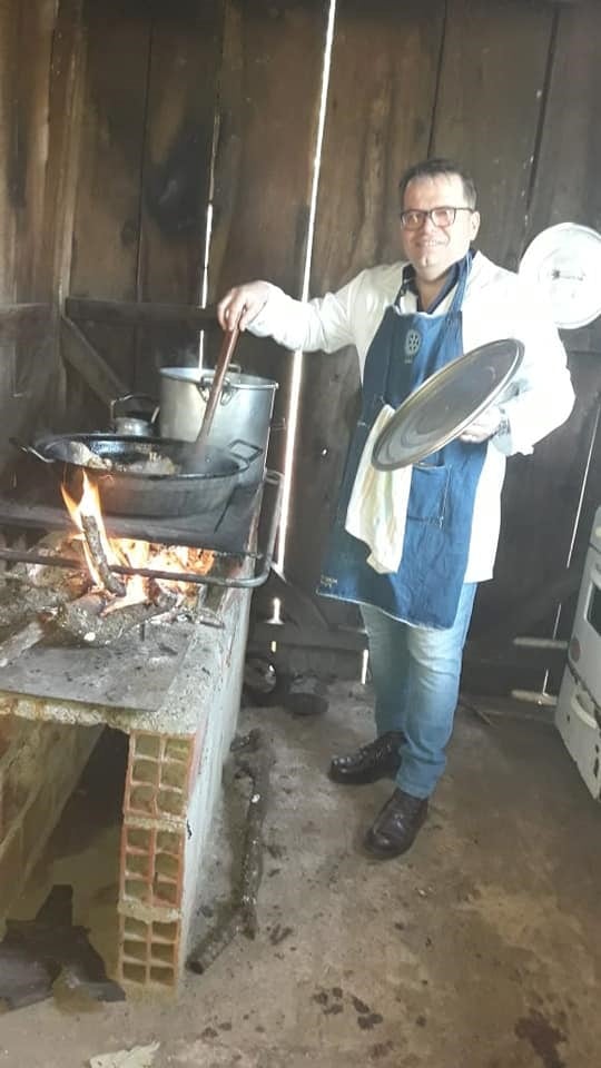 El guiso de premio con el que los chicos de San Antonio finalizaron su jornada de trabajo en Paraje Paraíso. (FAcebook de Rafael Golemba)