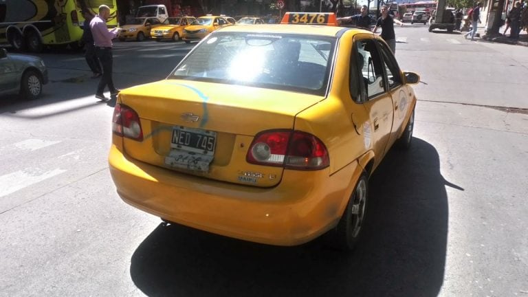 Incidentes en la marcha de los taxistas contra la demora en la ordenanza que impide la llegada de Uber y Cabify.