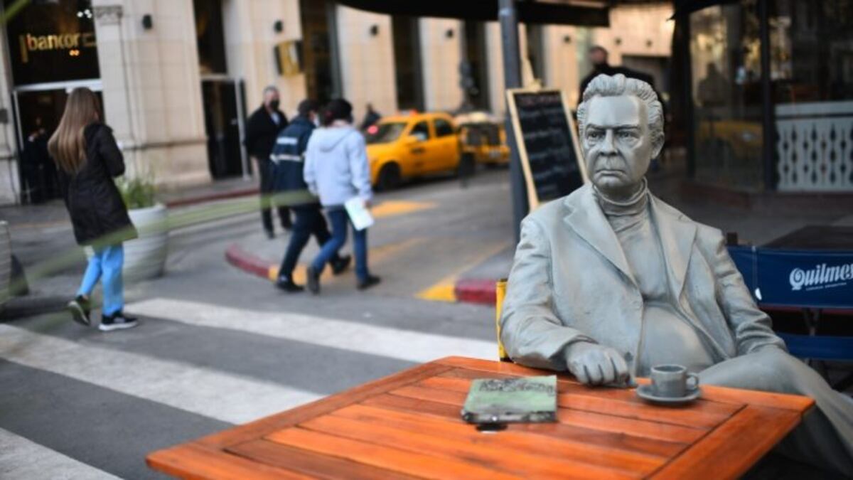 Restituyeron la estatua de Daniel Salzano en el bar Sorocabana
