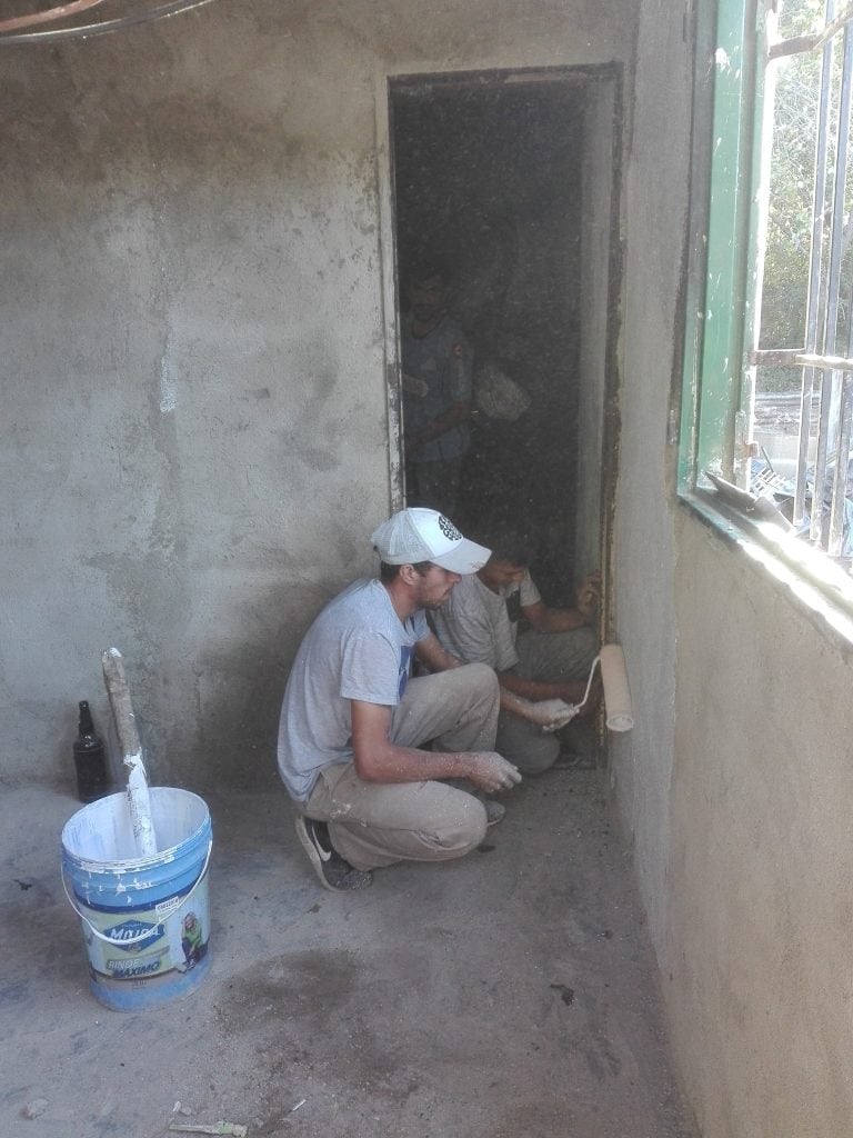 La Calera: familiares ayudan a reconstruir la casa.