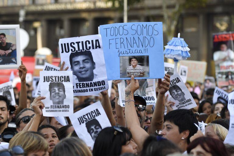 Buenos Aires (Argentina), 18/02/2020.- A handout photograph made available by Telam shows demonstrators in a rally to demand justice in the case of the murder of Fernando Baez Sosa, in Buenos Aires, Argentina, 18 February 2020. Thousands of Argentine citizens shocked by the murder of young Fernando Baez Sosa, which occurred just a month ago allegedly at the hands of a group of rugby players, filled the Buenos Aires Congress Square to ask for justice for the victim. (Estados Unidos) EFE/EPA/TELAM / HANDOUT HANDOUT EDITORIAL USE ONLY/NO SALES