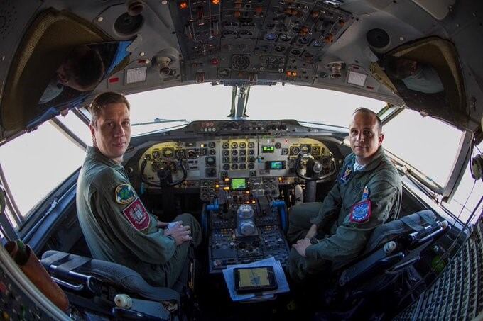 Pilotos del avión de la Fuerza Aérea que llegó a Posadas este fin de semana con equipamiento sanitario. (Min. de Salud de la Nación)