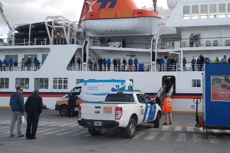 Controles en Ushuaia. Los capitanes firman declaración jurada donde consta que sus pasajeros y tripulantes no presentan síntomas de la enfermedad