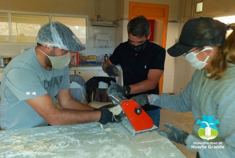 Intendente Matías Montoto y parte del equipo de trabajo, en plena producción (Foto: prensa municipal).