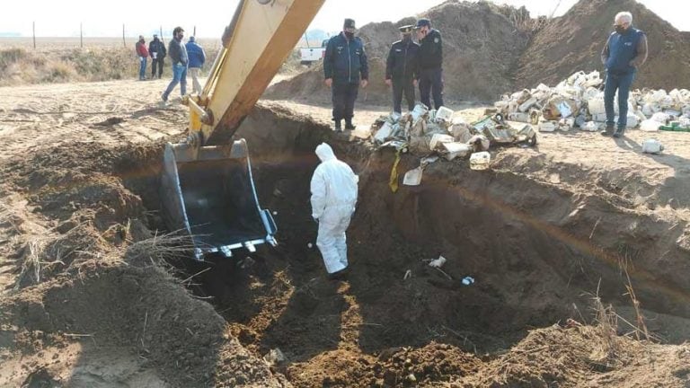 Hubo un gran movimiento de suelos para desenterrar los bidones (APN)