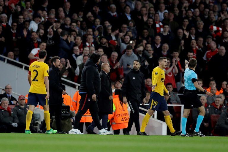 El juez Clement Turpin le pide a Diego Simeone que se vaya del campo de juego. Foto: AP.