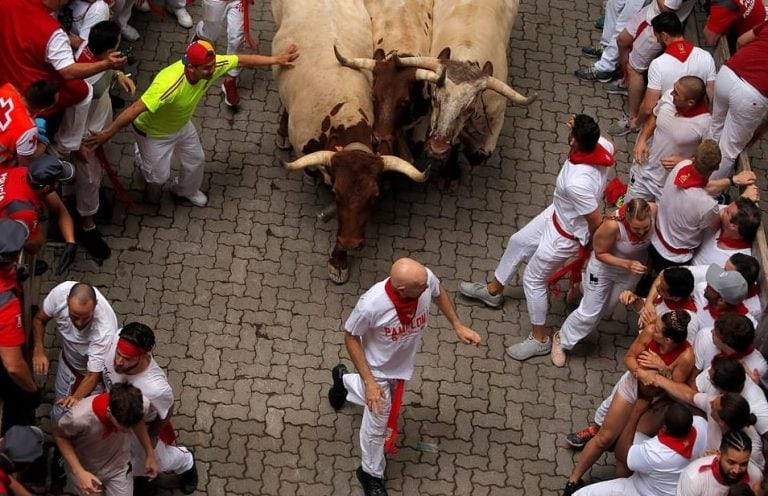 Las corridas duran nueve días y empiezan a la mañana y terminan por la tarde con la muerte de cada toro.