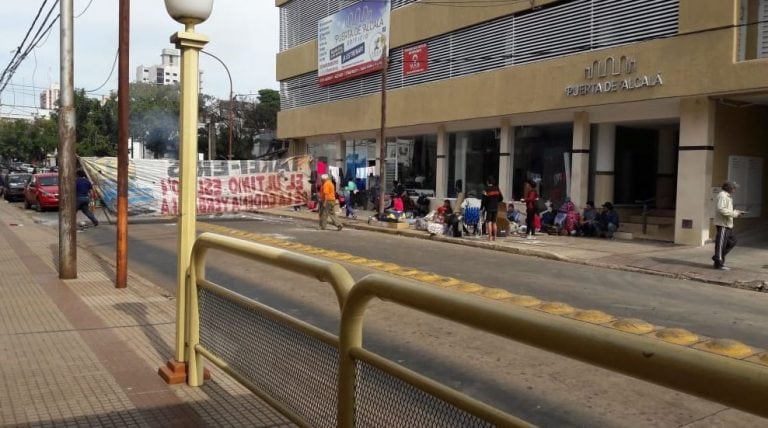 Un grupo de tareferos tomó la sede de Desarrollo Social en Posadas. (Foto: Twitter)