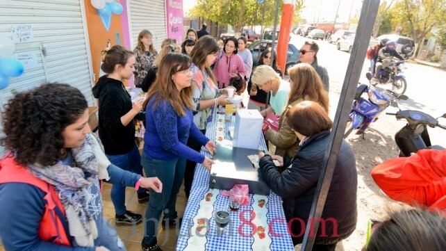 La gente copó la venta de pollo asado.