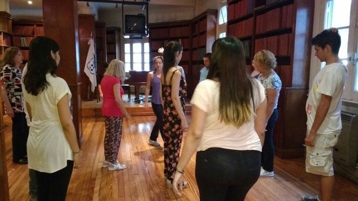 Las alumnas bailan bajo la atenta mirada de la profesora. (Foto: Eugenia Lucero).