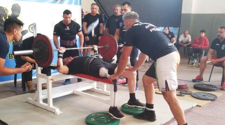 Un atleta haciendo levantamiento de barra durante la competencia (Vía Santa Rosa)