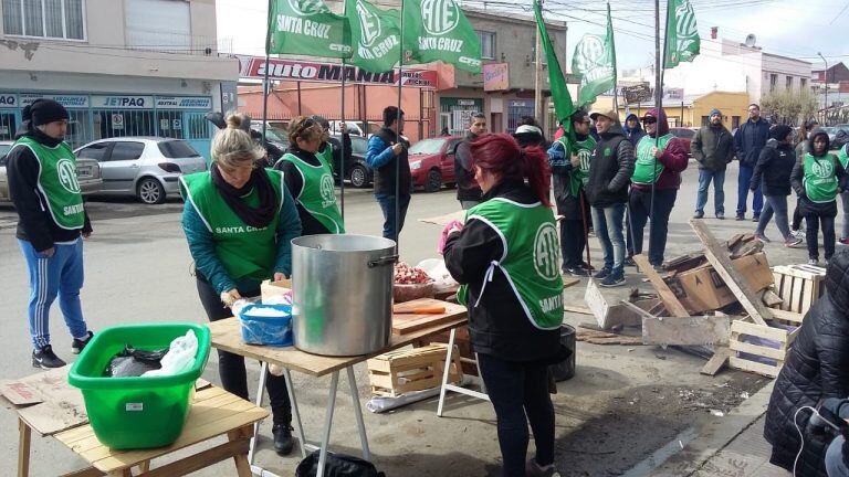 auxiliares de educación manifestación en las afueras del Consejo Provincial de Educación