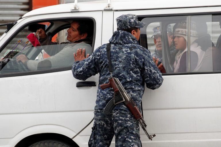 Un soldado inspecciona una camioneta que transportaba pasajeros en El Alto, en las afueras de La Paz, Bolivia, el martes 12 de noviembre de 2019. Crédito: AP Photo/Natacha Pisarenko.