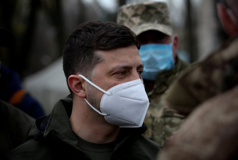 El preisdente Volodymyr Zelenskiy ofreció un millón de dólares (914.000 euros) a los investigadores que consigan desarrollar una vacuna o un fármaco eficaz contra el coronavirus (Foto: Ukrainian Presidential Press Service/Handout )