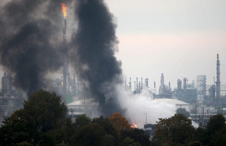 MHM011 LUDWIGSHAFEN (ALEMANIA) 17/10/2016.- Bomberos intentan apagar las llamas en el recinto de la compañía Basf en Ludwigshafen (Alemania) hoy, 17 de octubre de 2016. Varias personas resultaron hoy heridas y un número indeterminado permanecen desaparecidas tras dos explosiones en principio no relacionas en sendas plantas químicas del gigante alemán BASF en Lampertheim y Ludwigshafen (oeste de Alemania), dos localidades a apenas 30 kilómetros de distancia. EFE/Michael Deines