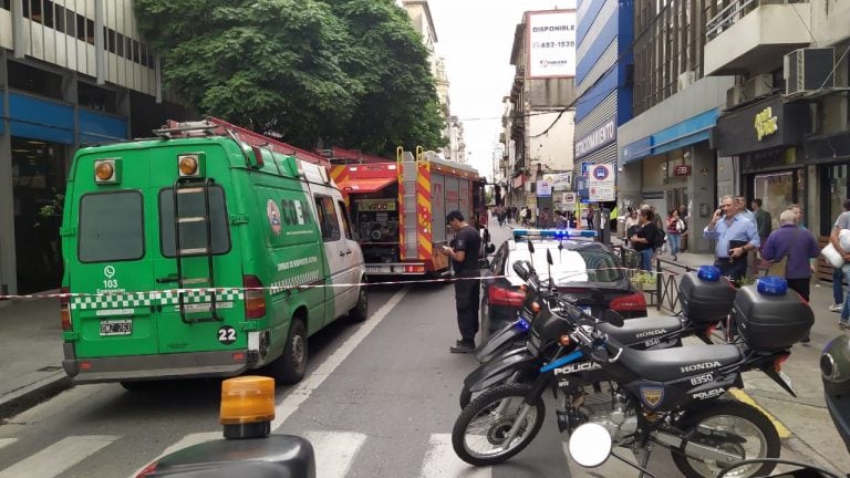 Principio de incendio en el subsuelo de una sucursal bancaria céntrica (@emergenciasAR)