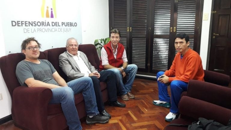 El defensor del Pueblo de Jujuy, Javier de Bedia, con deudores de créditos UVA. (Archivo)