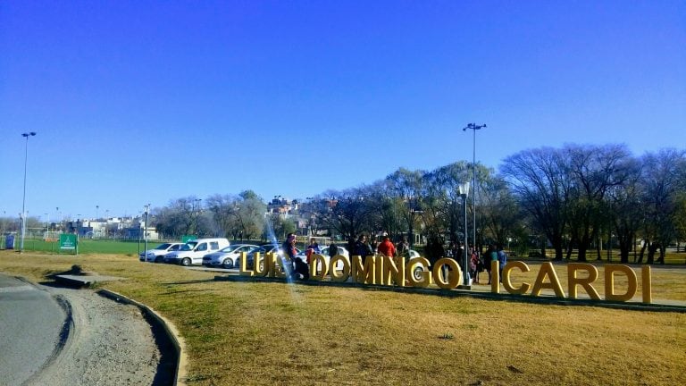 Alumnos se congregan en el Parque Icardi para ver el eclipse