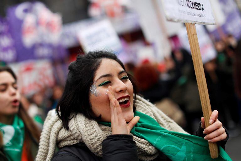 Personas a favor de despenalizar el aborto se manifiestan en el exterior del Congreso