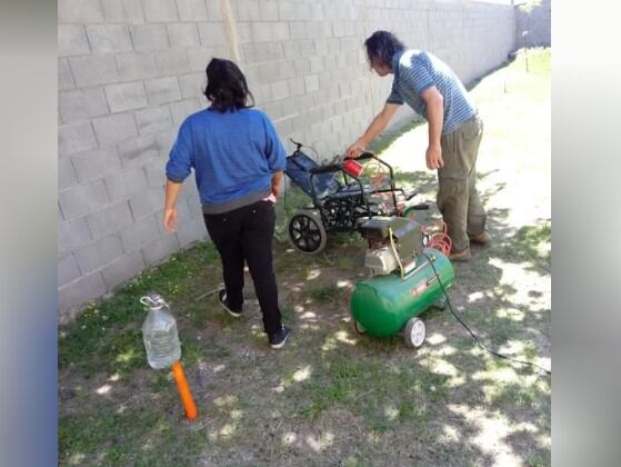 Los estudiantes del Ipet le renovaron la silla postural a una nena que vive en barrio Ciudad de los Cuartetos. (CBA24N)