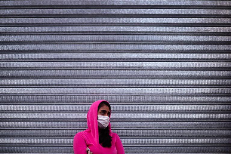 Una mujer con tapaboca espera para ingresar a un comercio en Buenos Aires (Foto: EFE/Juan Ignacio Roncoroni)