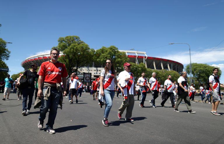 Los hicnhas de River, en las inmediaciones del Monumental. (REUTERS).