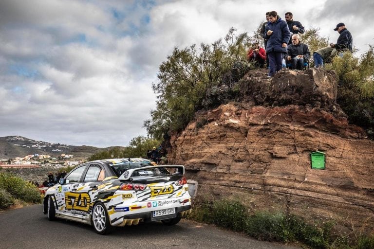 Alonso y Monasterolo disputaron por la mañana la clasificación para el Rally Islas Canarias. Desafortunadamente, sufrieron la rotura de un neumático. "De todas maneras, todo está bien para la carrera", dijo Alonso.