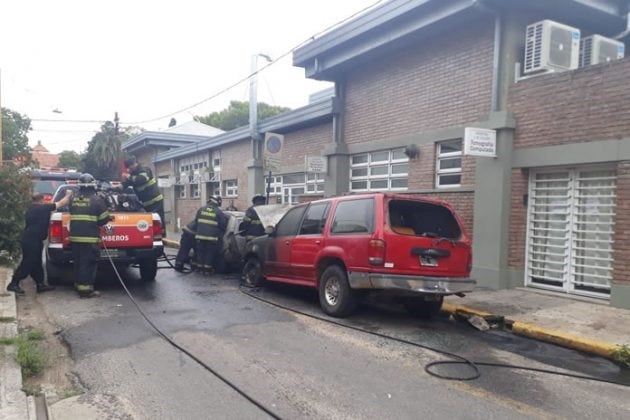 Se incendiaron dos autos cerca del hospital Cullen