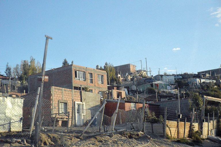 El cuerpo fue descubierto en una vivienda de la extensión del barrio 30 de Octubre.