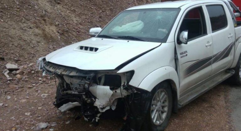 Así quedó la camioneta donde viajaba el conductor que falleció.