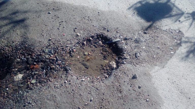 Pérdida de agua por caño roto sobre la calle Juan B. Justo, en Barrio Villa del Sol