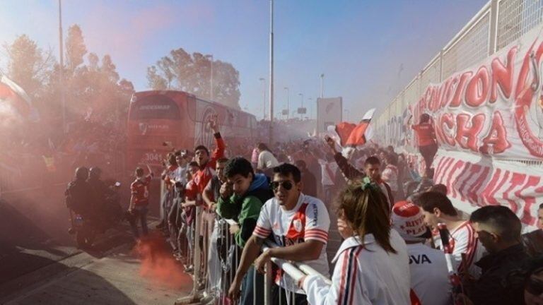 Miles de fanáticos se reunieron en Puente Labruna para apoyar al plantel.