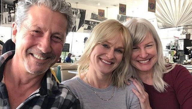 Charles Shaughnessy, Nicholle Tom y Lauren Lane Maxwell y Maggie Sheffield y la señorita Babcock en la serie televisiva "La Niñera"