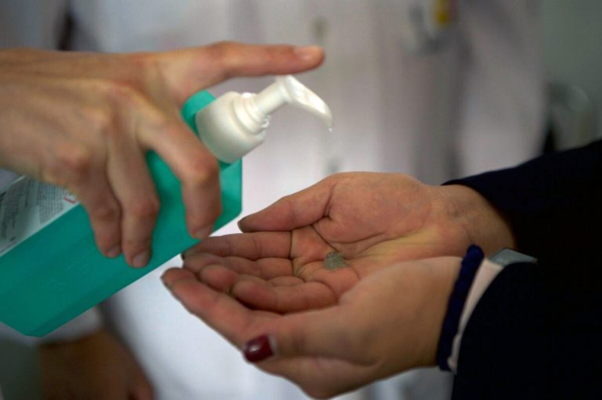 La UNR se autoabastecerá de alcohol en gel y dará el remanente al Estado