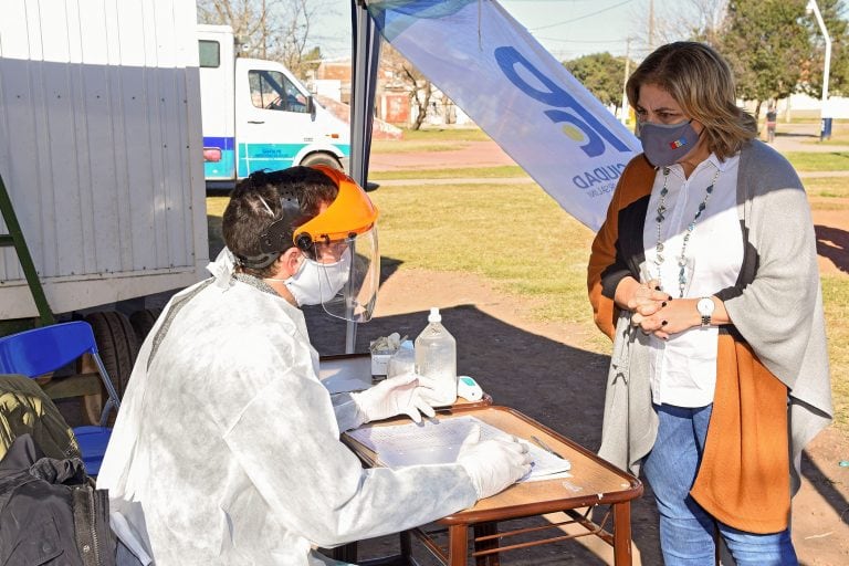 La ministra de Salud de Santa Fe, Sonia Martorano, visitó el barrio Cabín 9 de Pérez durante la implementación del plan nacional Detectar. (@gobsantafe)