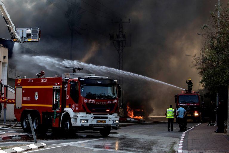 Bomberos trabajan sobre la vivienda bombardeada (AP Photo/Tsafrir Abayov)