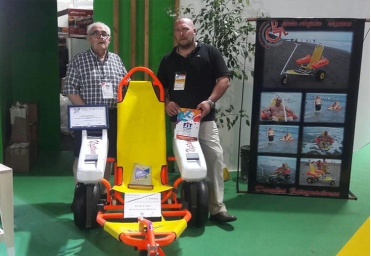 D'angelo padre e hijo exponiendo las sillas que fabrican en la Feria Internacional de Turismo