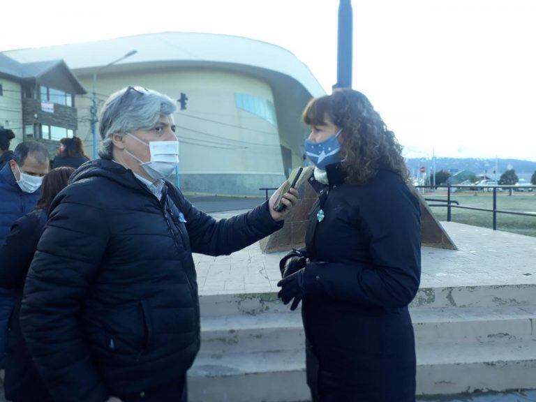 La vicegobernadora de la provincia de Tierra del Fuego, Mónica Urquiza dando declaraciones a la prensa.