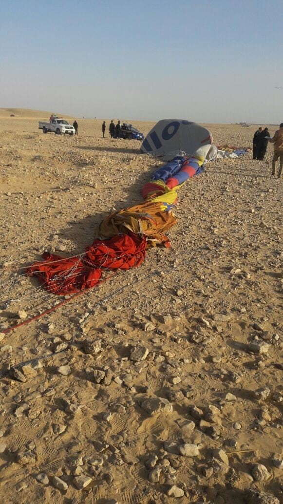 HANDOUT - Fotografía tomada el 05/01/2018 en Luxor, Egipto, a los restos del globo aerostático que tuvo que hacer un aterrizaje de emergencia. Un turista de 34 años murió y otros 15 resultaron heridos. 
(Vinculado al texto de dpa "Muere un turista en aterrizaje de emergencia de globo en Egipto" del 05/01/2018)
(ATENCIÓN · Para utilizar únicamente con fines editoriales, en referencia a la cobertura actual de este tema y mencionando el crédito indicado.) foto: ---/Hatem Salama/dpa