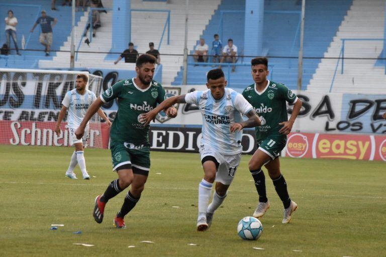 Fue un entretenido primer tiempo en el Nuevo Monumental. (@OficialAMSyD)