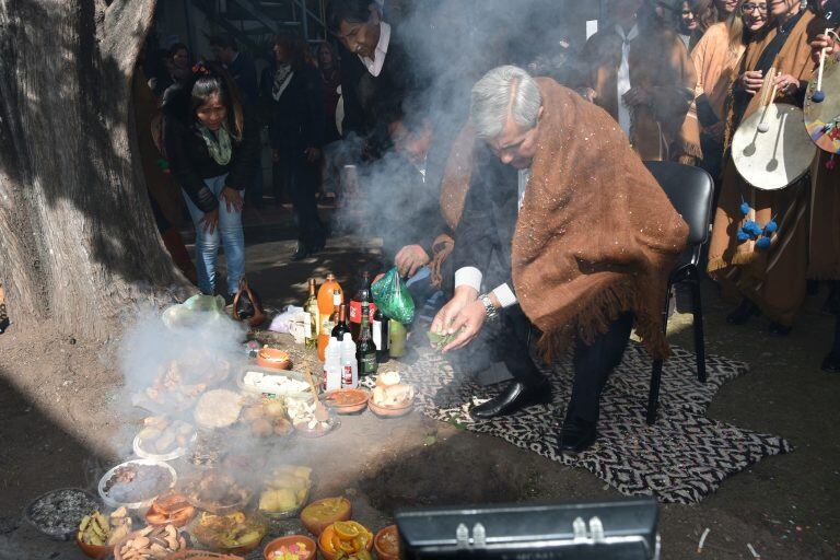 El vicegobernador Carlos Haquim, al momento de presentar sus ofrendas a la Madre Tierra.