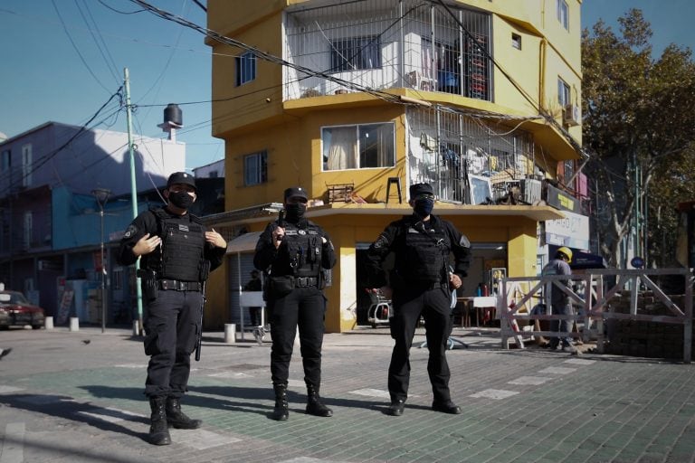 Policía de la ciudad patrulla el Barrio 31 (Foto: Juan Ignacio Roncoroni/EFE)