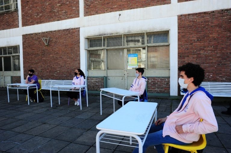 Comienzo de clases presenciales en espacios abiertos. Escuela Técnica N°27 Hipólito Yrigoyen, ubicada en el barrio porteño de Monte Castro. (Clarín)